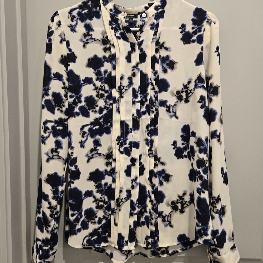 NEW Express Relaxed Pleated Portofino Button Down- Floral Puff Sleeve Size L